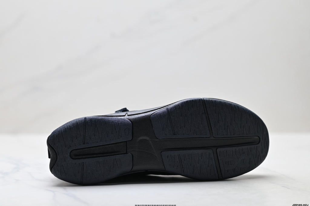 On Cloudnova Moon | Triple Black | 3WG10745460