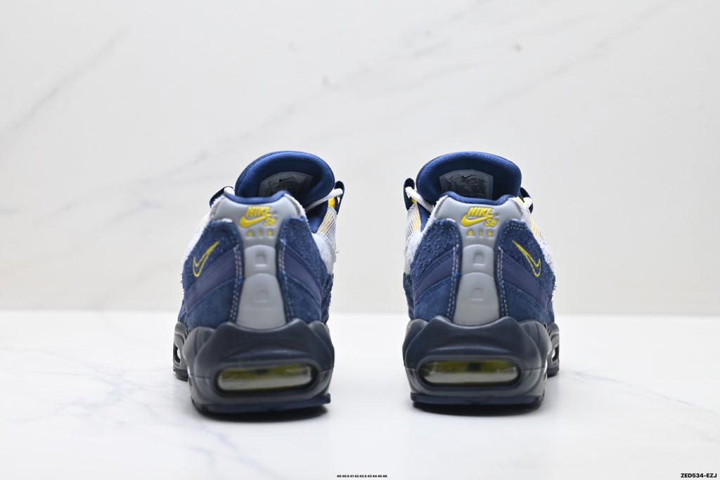 Nike Air Max 95 SP Retro Running Sneaker HQ8492-400