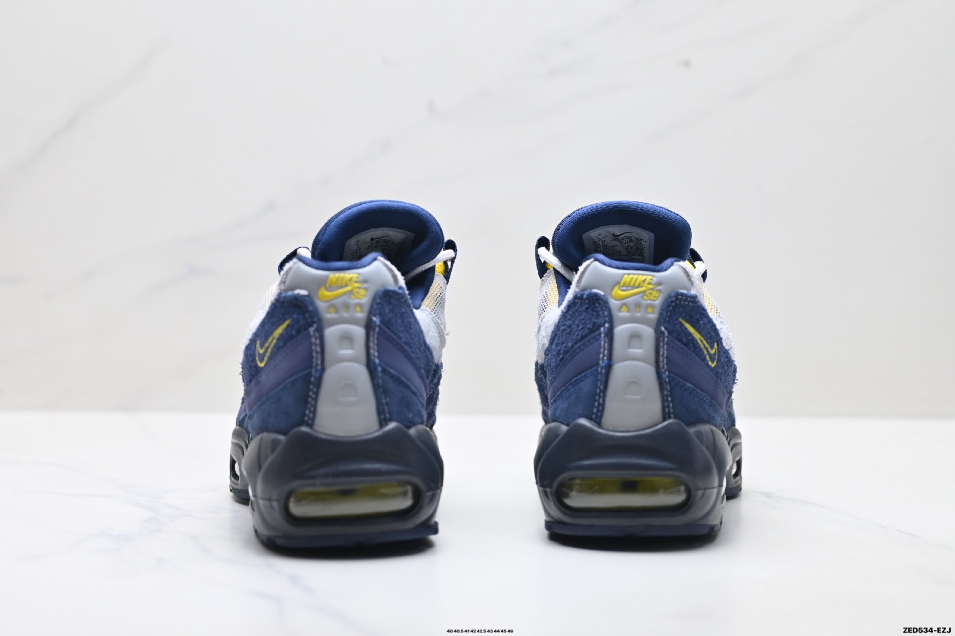 Nike Air Max 95 SP Retro Running Sneaker HQ8492-400