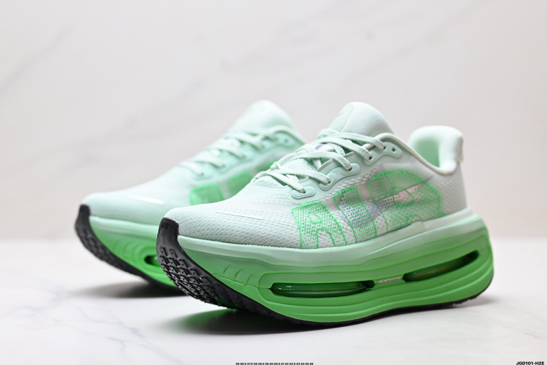 Nike Vomero Premium Low-Top Running Shoe HM5973-302