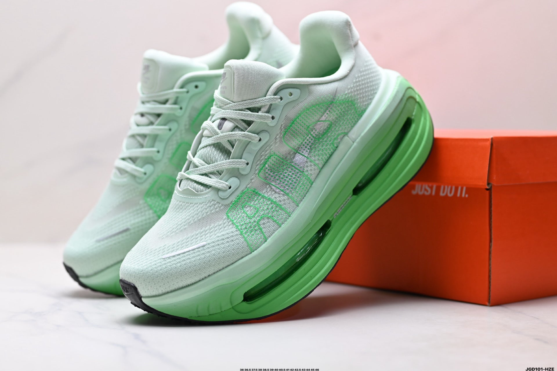 Nike Vomero Premium Low-Top Running Shoe HM5973-302