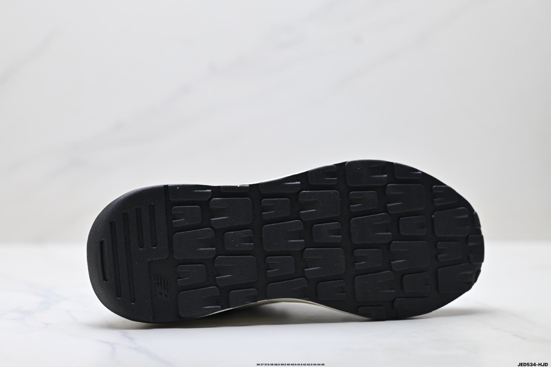 New Balance 5740 — Low-Top Cushioned Running Sneaker M5740VLB