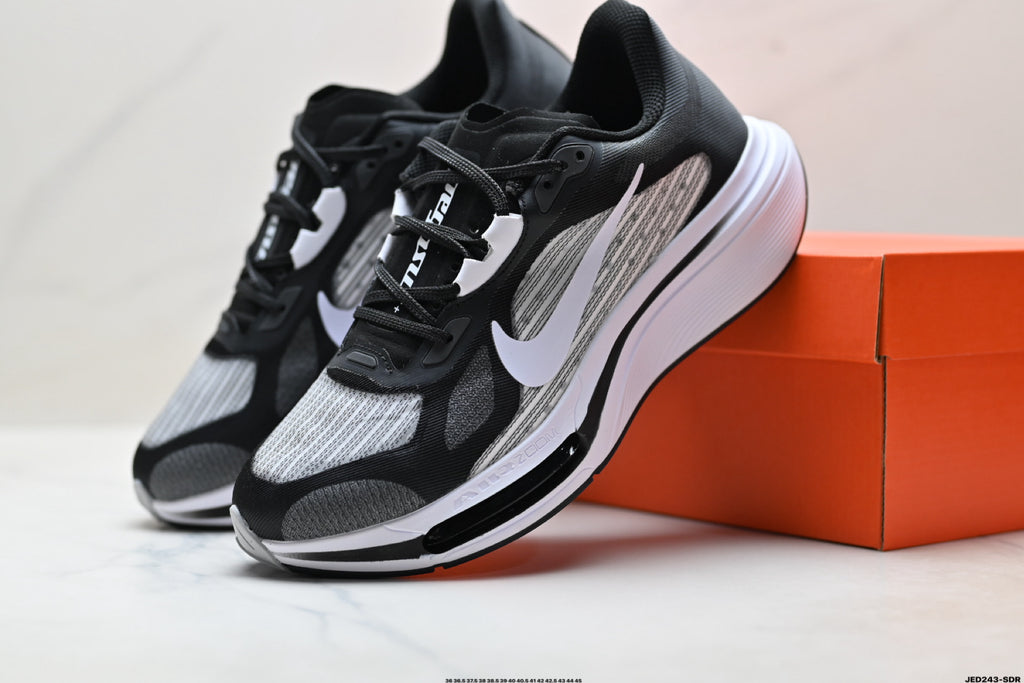 Nike Air Zoom Pegasus Plus | Marathon Running Shoe – Flyknit & ZoomX IM2541 – Black/White