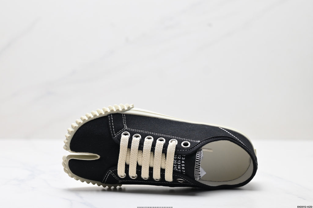 Maison Margiela Tabi Low-Top Sneaker in Black Cotton Canvas — S37WS0578P4291H0958