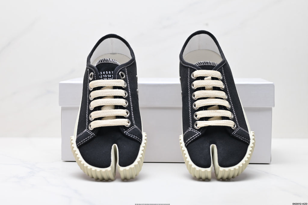Maison Margiela Tabi Low-Top Sneaker in Black Cotton Canvas — S37WS0578P4291H0958