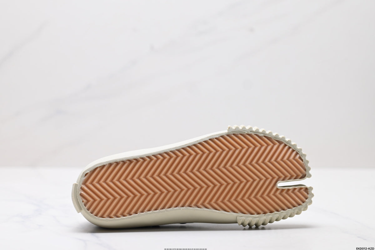 Maison Margiela Tabi Low-Top Sneaker in Black Cotton Canvas — S37WS0578P4291H0958